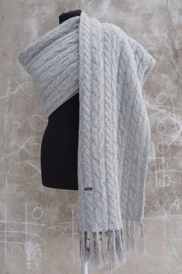 Cable knit pure lambswool shawl with fringes HANNELE grey