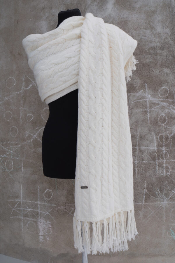 Cable knit pure lambswool shawl with fringes HANNELE off white